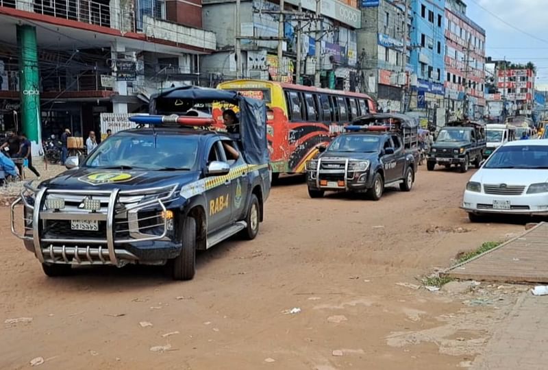 সেনাবাহিনী, র‍্যাব, বিজিবি ও পুলিশের টহল। আজ রোববার দুপুরে আশুলিয়ার জামগড়া এলাকায়